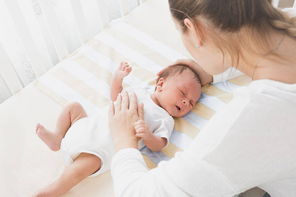 母乳好还是奶粉喂养好(喝奶粉和母乳的区别)